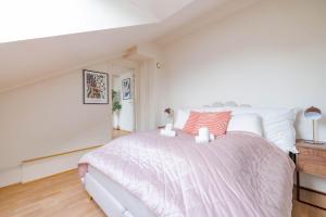 Postel nebo postele na pokoji v ubytování DINBNB Apartments l Tollbugata Retreat l Rooftop l Smart-TV l 6 Guests