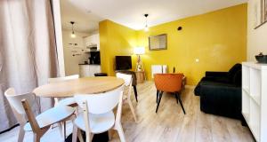 a living room with a table and a couch at Appartement en centre piétonnier proche de la gare in Thionville
