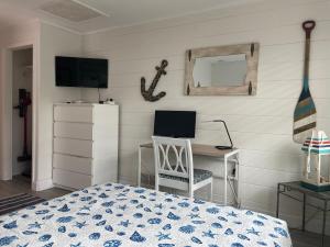 Μια τηλεόραση ή/και κέντρο ψυχαγωγίας στο Endless Summer Beach House steps to Beach, shopping & popular restaurants