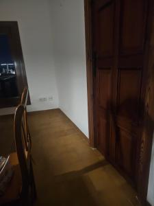 une chambre vide avec une porte et du parquet dans l'établissement Son morell, à Muro