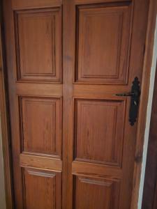 - deux portes en bois dans une pièce dans l'établissement Son morell, à Muro