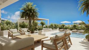 アリカナスにあるVilla La Carettaのパティオ(テーブル、椅子付)、プールが備わります。