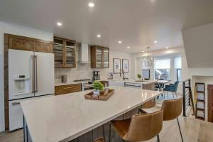 una cocina con encimera blanca y una isla de cocina en Breck Haven Luxury Townhome Private Spa, en Breckenridge