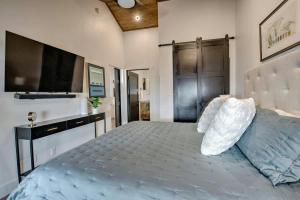 Un dormitorio con una cama grande y un televisor. en Breck Haven Luxury Townhome Private Spa, en Breckenridge 39 fotos más