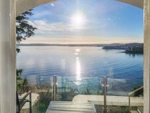 Una vista del agua desde la ventana de una casa. en Riviera Apartment, en Torquay