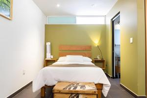 una camera da letto con un letto grande e un tavolo di 2ndhome a Celaya