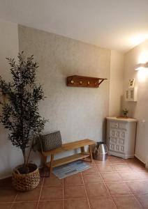 ein Wohnzimmer mit einer Bank und einem Topf in der Unterkunft Ca La Silvia Masboquera in Mas Boquera