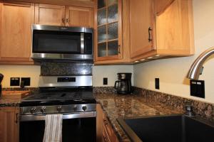 una cucina con fornelli e microonde di HNC0628 - Stagecoach Escape condo a Stateline