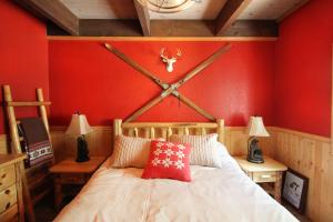 una camera da letto con un letto con un orologio a parete di HNC0628 - Stagecoach Escape condo a Stateline