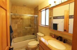 un bagno con lavandino, WC e doccia di HNC0628 - Stagecoach Escape condo a Stateline Altre 4 foto