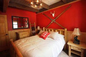 una camera da letto con un letto con una parete rossa di HNC0628 - Stagecoach Escape condo a Stateline