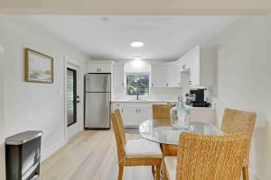 Una cocina o zona de cocina en Cottage on California