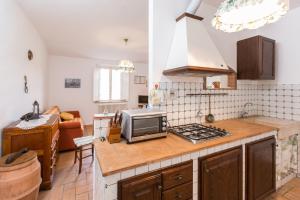 a kitchen with a microwave and a stove top oven at Agriturismo la Vigna in San Gimignano