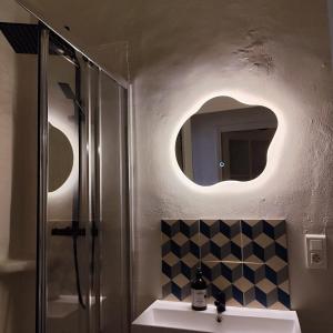 a bathroom with a sink and a mirror at Appartement Lueur Locale in Correns