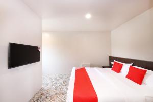 Postel nebo postele na pokoji v ubytování OYO 507 Aikka Hotel