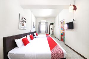 Postel nebo postele na pokoji v ubytování OYO 507 Aikka Hotel
