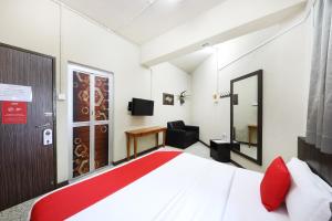 Postel nebo postele na pokoji v ubytování OYO 507 Aikka Hotel