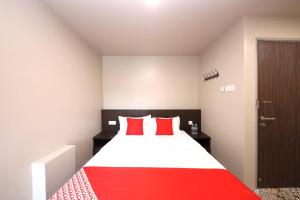Postel nebo postele na pokoji v ubytování OYO 507 Aikka Hotel