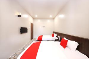 Postel nebo postele na pokoji v ubytování OYO 507 Aikka Hotel
