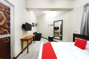 TV a/nebo společenská místnost v ubytování OYO 507 Aikka Hotel