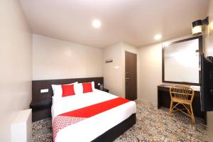 Postel nebo postele na pokoji v ubytování OYO 507 Aikka Hotel