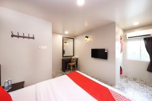 Postel nebo postele na pokoji v ubytování OYO 507 Aikka Hotel