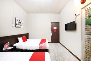 Postel nebo postele na pokoji v ubytování OYO 507 Aikka Hotel