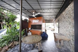 TV a/nebo společenská místnost v ubytování OYO 507 Aikka Hotel