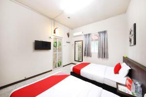 Postel nebo postele na pokoji v ubytování OYO 507 Aikka Hotel