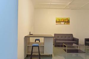 un ufficio con scrivania, sedia e divano di Hotel O S Homestay a Kuantan