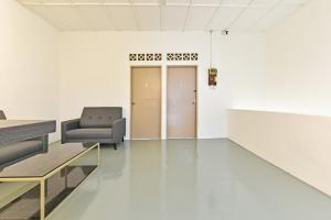 una stanza con due sedie e un tavolo e una porta di Hotel O S Homestay a Kuantan
