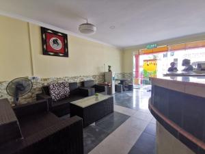 ein Restaurant mit einer Bar mit Sofas und einer Theke in der Unterkunft Hotel O My Seven Days Inn in Johor Bahru