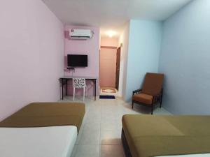 ein Zimmer mit zwei Betten und einem Schreibtisch und einem Fernseher in der Unterkunft Hotel O My Seven Days Inn in Johor Bahru + 48 Fotos