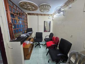 a room with chairs and a table and a mirror at Hotel O Bintang Inns in Rawang +35 photos