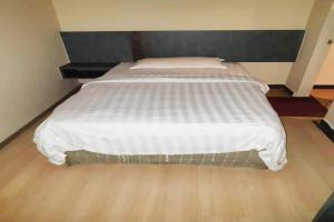 Postel nebo postele na pokoji v ubytování Super OYO 43930 Hotel Esplanade