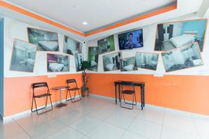 TV a/nebo společenská místnost v ubytování Super OYO 90296 Red Orange Hotel Port Klang