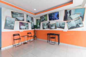 TV a/nebo společenská místnost v ubytování Super OYO 90296 Red Orange Hotel Port Klang + 37 fotografií