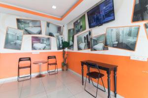 TV a/nebo společenská místnost v ubytování Super OYO 90296 Red Orange Hotel Port Klang