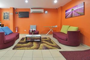 Posezení v ubytování OYO 90732 New Hotel 33