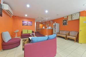 Posezení v ubytování OYO 90732 New Hotel 33