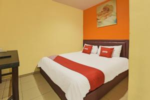 Postel nebo postele na pokoji v ubytování OYO 90732 New Hotel 33