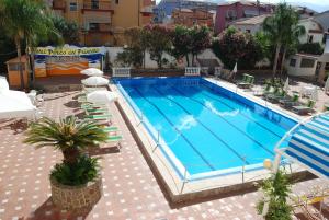 une grande piscine avec chaises longues et sidx dans l'établissement Hotel Parco Dei Principi, à Scalea