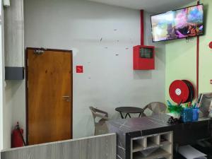 TV a/nebo společenská místnost v ubytování OYO 91053 Signature Inn Miri