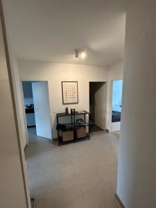 une pièce vide avec une table et deux fenêtres dans l'établissement Möbelierte Wohnung mit Balkon zwischen Bahnhof und St Jakob, à Bâle 3 autres photos