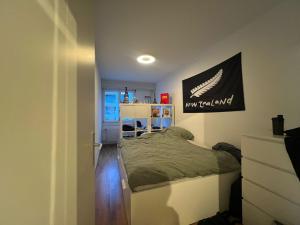 une chambre avec un lit avec un panneau sur le mur dans l'établissement Möbelierte Wohnung mit Balkon zwischen Bahnhof und St Jakob, à Bâle