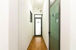 corridoio con porta e pavimento in legno di SPOT ON 806 Net Viet Homestay a Da Nang Altre 14 foto