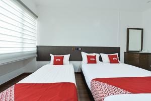 Un pat sau paturi într-o cameră la Hotel O Mini Indah