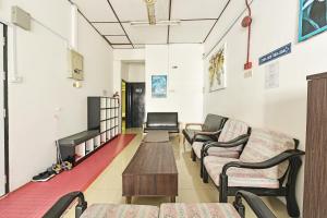 a waiting room with couches and a table at Hotel O Mini Indah in Kuala Terengganu