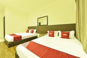 Un pat sau paturi într-o cameră la Hotel O Mini Indah