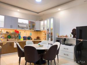 une cuisine et une salle à manger avec une table et des chaises dans l'établissement OYO 1248 Quyen House, à Đà Lạt 9 autres photos